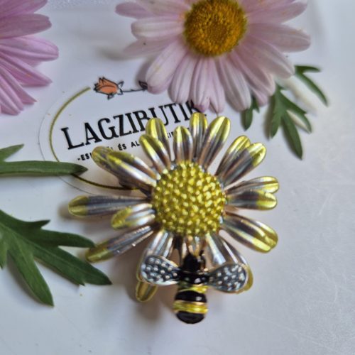 Méhecske margarétán bross, kitűző.