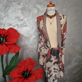    Virágmintás, bézs-barna plisszírozott stóla, vállkendő.