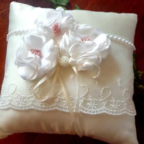 Virágos gyűrűpárna.