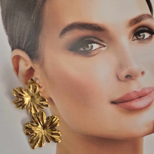 Virágos, lógós fülbevaló nemesacélból.