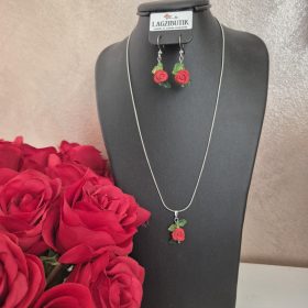 Vörös rózsás ékszer-szett, romantikus stílusban.