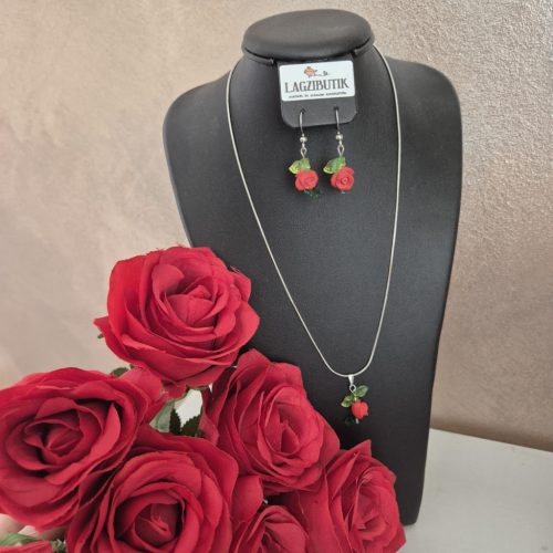 Vörös rózsás ékszer-szett, romantikus stílusban.