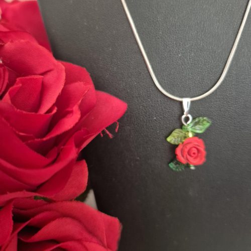 Vörös rózsás ékszer-szett, romantikus stílusban.