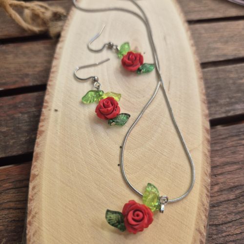 Vörös rózsás ékszer-szett, romantikus stílusban.