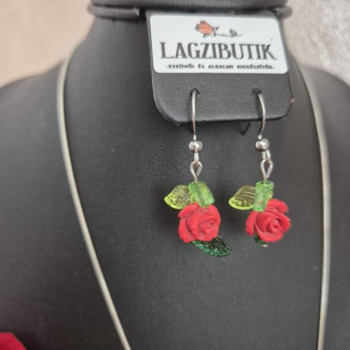 Vörös rózsás ékszer-szett, romantikus stílusban.