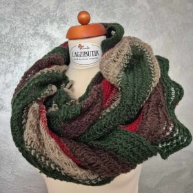 Zöldes színű kötött, gumis sál.