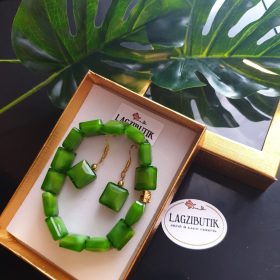   Zöld színű, kocka köves jáde karkötő-fülbevaló szett.