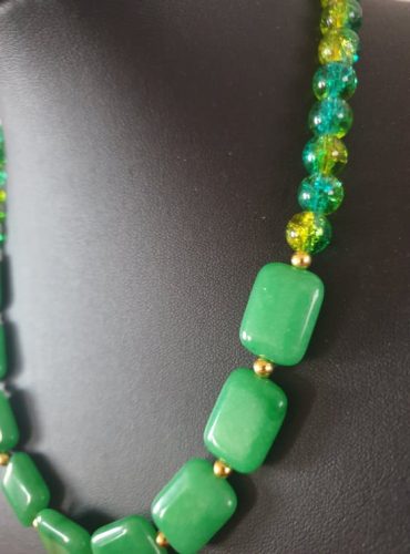 Élénk zöld nyaklánc-karkötő szett.