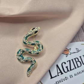 Kígyó, zöld köves kitűző.