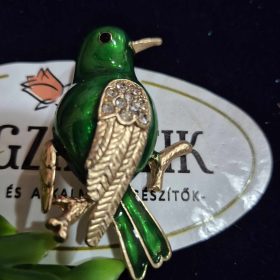 Zöld madár bross strasszokkal.