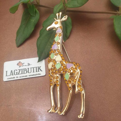 Zsiráf kitűző kövekkel, arany színben.
